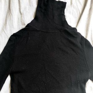 Lightweight wool turtleneck